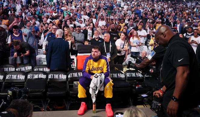 Le joueur des Los Angeles Lakers Luka Doncic, avant la rencontre de NBA contre les Dallas Mavericks, le 9 avril 2025, à Dallas (Etats-Unis).