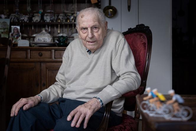 Charles Coste, à son domicile de Bois-Colombes (Hauts-de-Seine), le 30 janvier 2024.