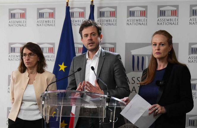 Fatiha Keloua Hachi (à gauche), présidente de la commission des affaires culturelles et de l’éducation, Paul Vannier et Violette Spillebout, rapporteurs de la commission d’enquête parlementaire sur les modalités du contrôle par l’Etat et de la prévention des violences dans les établissements scolaires, lors d’une conférence de presse, à Paris, le 10 avril 2025.
