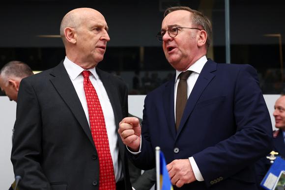 John Healey, le secrétaire à la défense britannique, et Boris Pistorius, le ministre de la défense allemand lors de la réunion du Groupe de contact pour la défense de l’Ukraine, au quartier général de l’OTAN à Bruxelles, le 11 avril 2025.
