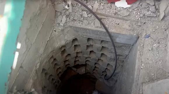 Sur cette photo qu’elle a diffusée, l’armée israélienne présente l’entrée d’un tunnel qu’elle dit avoir découvert dans la cour d’une école maternelle de la région de Rafah, dans le sud de la bande de Gaza, le 11 avril 2025.