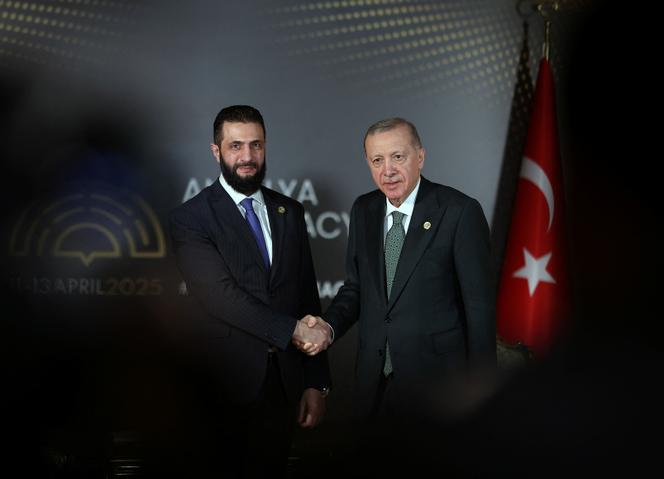 Poignée de main entre le président turc, Recep Tayyip Erdogan (à droite), et le président intérimaire syrien Ahmed Al-Charaa au Forum diplomatique d’Antalya, en Turquie, vendredi 11 avril 2025.