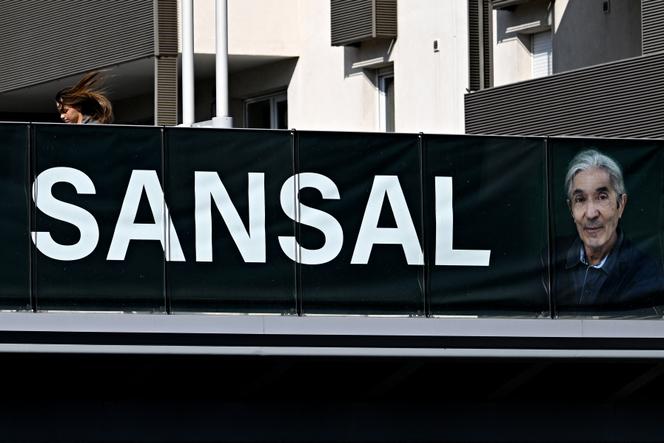 Une banderole de soutien à l’écrivain franco-algérien Boualem Sansal, sur un pont de Béziers (Hérault), le 26 mars 2025.