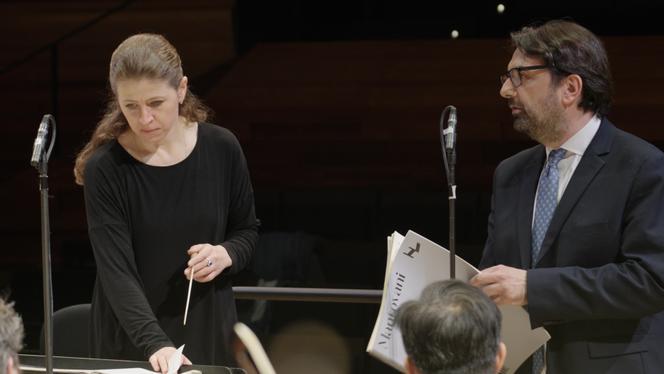 La cheffe d’orchestre Kristiina Poska et le compositeur Bruno Mantovani, lors de la répétition générale de l’Orchestre national de France, à Paris, en avril 2025.