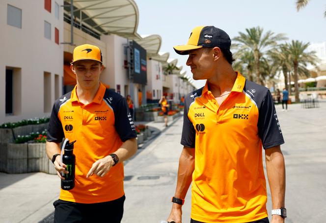 Oscar Piastri (à gauche) et Lando Norris, à Sakhir (Bahreïn), le 11 avril 2025. 