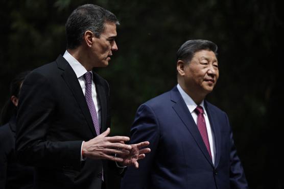 Le président chinois, Xi Jinping, et le premier ministre espagnol, Pedro Sanchez, échangent à l’issue d’une réunion à Pékin, le 11 avril 2025. ANDRES MARTINEZ CASARES / AFP