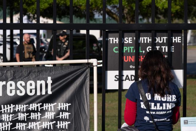 Manifestation contre la peine de mort devant la prison de Columbia (Caroline du Sud), avant l’exécution d’un détenu, Mikal Mahdi, le 11 avril 2025.