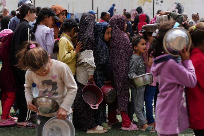 Lors d’une distribution de nourriture à Nousseirat, au centre de la bande de Gaza, le 11 avril 2025.