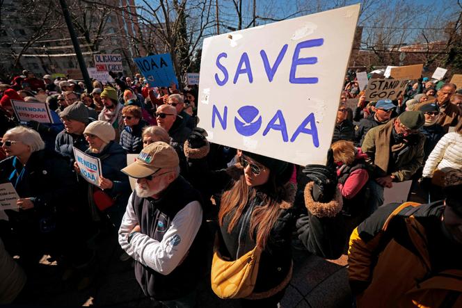 Manifestation le 3 mars à Silver Spring (Maryland) en faveur de la National Oceanic and Atmospheric Administration (NOAA), dont 10 % des 13 000 salariés ont quitté l’agence.