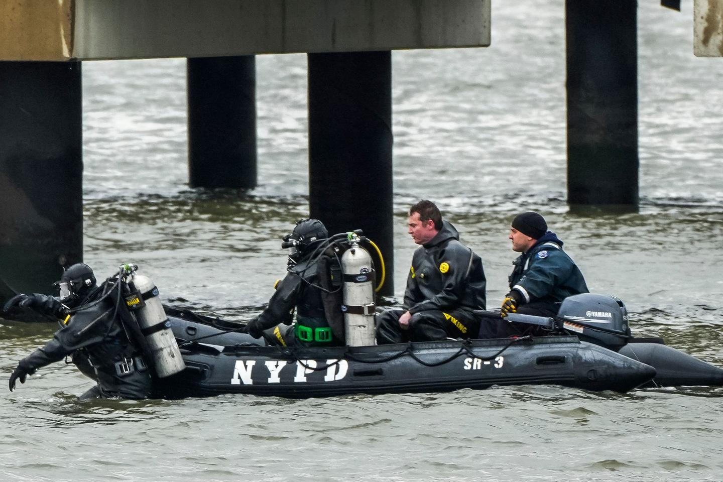 In NYC, divers search for parts of the helicopter that crashed into the Hudson killing 6 people