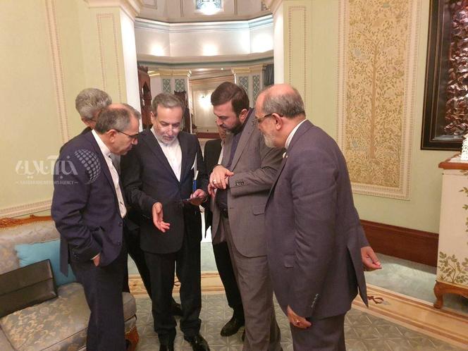 Cette photo fournie par Khabar Online le 12 avril 2025 montre le ministre des affaires étrangères iranien, Abbas Araghchi (2ᵉ à gauche), s’entretenant avec des membres de la délégation iranienne après une réunion à Mascate, à Oman.