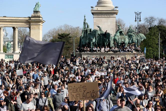 À Budapest, en Hongrie, lors d'une manifestation pour se moquer de l'interdiction de la marche de la fierté, le 12 avril 2024.