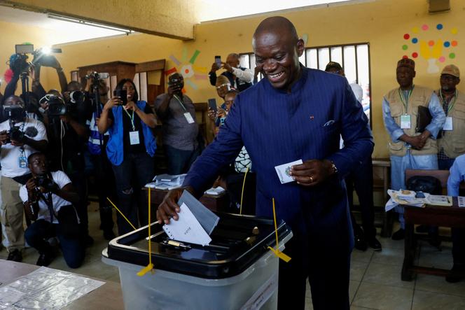 Favori du scrutin présidentiel, le président de la transition Brice Oligui Nguema vote à Libreville, la capitale gabonaise, le 12 avril 2025.