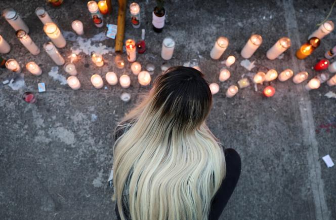 Une femme participe à une veillée aux chandelles pour les victimes de l’effondrement du toit de la boîte de nuit Jet Set, à Saint-Domingue, en République dominicaine, le 11 avril 2025.