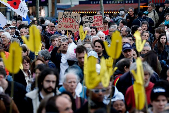 A Paris, lors de la manifestation en faveur de l’Etat de droit, le 12 avril 2025.
