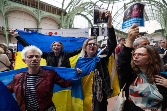 Des militants de l’organisation « Pour l’Ukraine, pour leur liberté et la nôtre ! », protestent contre la venue de Xenia Teodorova, au Festival du livre de Paris 2025, au Grand Palais, à Paris, le 12 avril 2025.