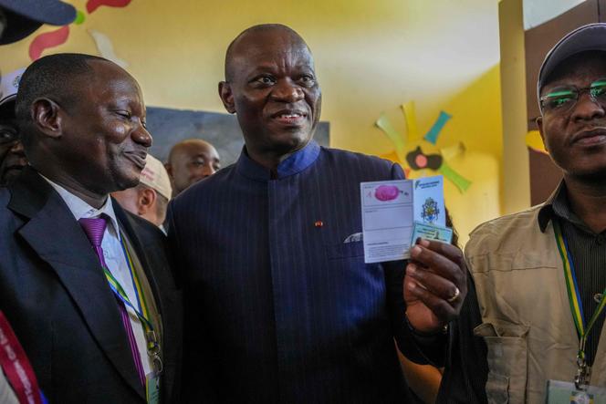 Brice Oligui Nguema, dans son bureau de vote à Libreville (Gabon), le 12 avril 2025.