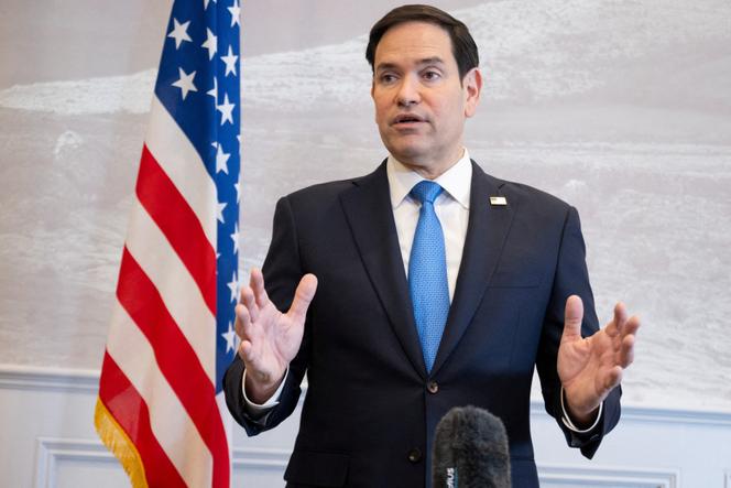 Le secrétaire d’Etat américain, Marco Rubio, le 12 mars 2025, à l’aéroport de Shannon, en Irlande.