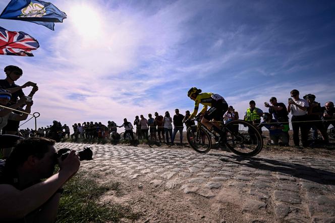 La coureuse française de l’équipe Visma-Lease a Bike, Pauline Ferrand-Prévot, lors de Paris-Roubaix, le 12 avril 2025, dans le Nord.