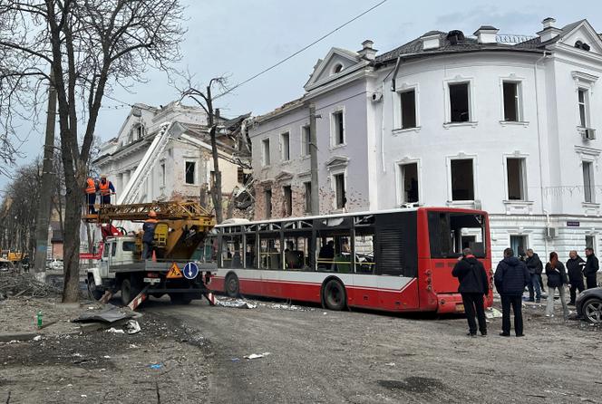 Vue d’une rue de Soumy où un missile russe s’est abattu, dimanche 13 avril 2025.