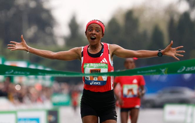 L’Ethiopienne Bedatu Hirpa, à l’arrivée du Marathon de Paris, le 13 avril 2025.