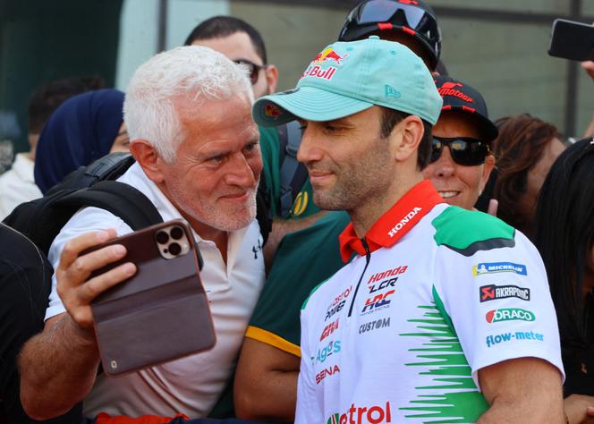 Le pilote français Johann Zarco, leader de l’écurie LCR Honda, répond aux sollicitations d’un spectateur lors du Grand Prix du Qatar, le 13 avril 2025.