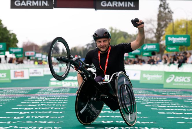 Julien Casoli vainqueur du Marathon de Paris, le 13 avril 2025.