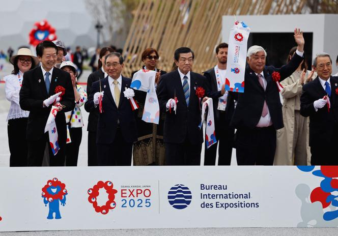 Da esquerda para a direita: o Ministro da Economia, Yoji Muto, presidente da Associação Japonesa da Exposição Universal de 2025, Masakazu Tokura, ministro responsável pela exposição internacional, Yoshitaka Ito e Ministro do Oeste, Gen Nakatani, durante a abertura da Expo 2025, em Osaka, no Japão, 13 de abril.