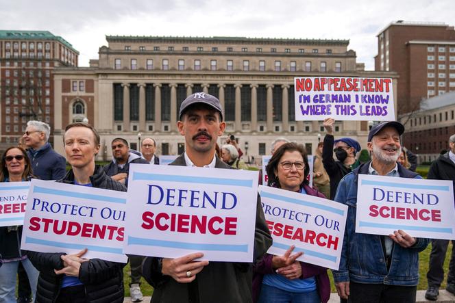 Des membres de l’équipe médicale de Columbia protestent contre les coupes budgétaires fédérales qui affectent leurs recherches sur le campus de l’université, à New York (États-Unis), le 14 avril 2025.