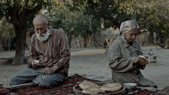 Le vieil homme (Abdurakhmon Yusufaliyev) et son épouse (Roza Piyazova) dans « Dimanches », de Shokir Kholikov.