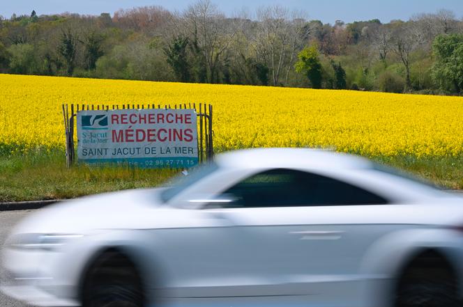 Affiche de recrutement de médecins locaux à Saint-Jacut-de-la-Mer (Côtes-d’Armor), le 11 avril 2025.