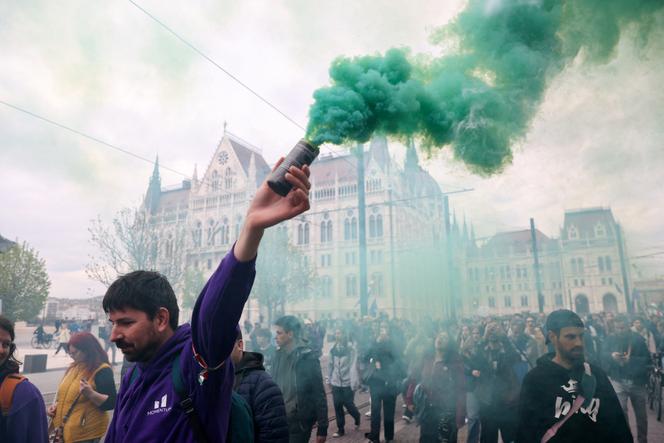 Un manifestant après que le parlement hongrois a voté un amendement constitutionnel ciblant la communauté LGBTQ, à Budapest, e 14 avril 2025.