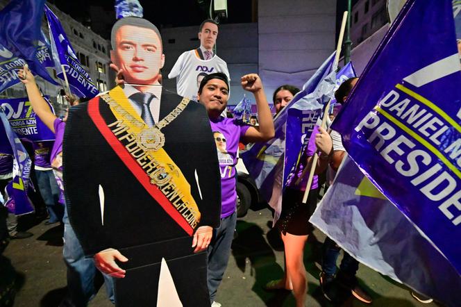 Des partisans du président équatorien, Daniel Noboa, lors de l’annonce des résultats du second tour de l’élection présidentielle sur l’avenue Simon-Bolivar, à Guayaquil, en Equateur, le 13 avril 2025.