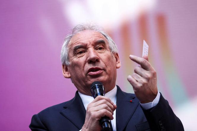 O primeiro-ministro, François Bayrou, participou de uma manifestação política do Partido Renaissance em Saint-denis, em 6 de abril de 2025.