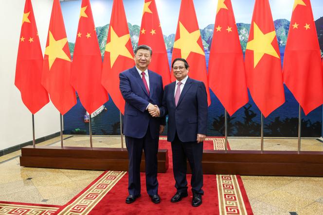 O primeiro -ministro vietnamita Pham Minh, chinês, à direita, e o presidente chinês Xi Jinping apertaram as mãos no escritório do Comitê Central do Partido em Hanói, Vietnã, segunda -feira, 14 de abril de 2025.
