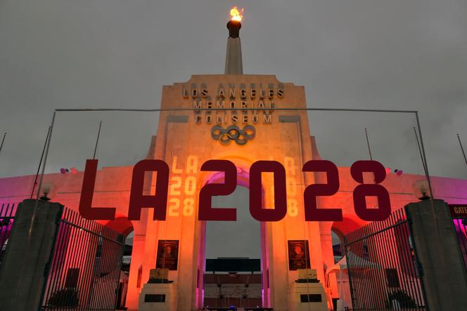 Un panneau LA 2028, devant la vasque olympique, au Los Angeles Memorial Coliseum, le 13 septembre 2017.