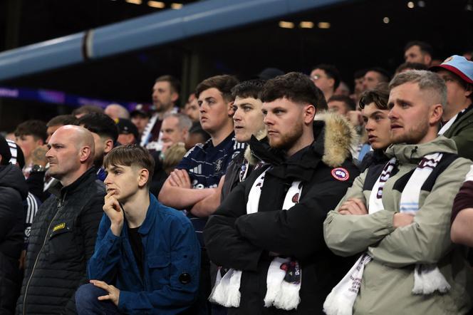Muets après les deux buts parisiens, les supporteurs de Villa Park ont retrouvé de leur incandescence une fois leur équipe en verve. Avant de revenir au silence, suspendus aux offensives de leurs joueurs dans les dernières minutes de la rencontre Aston Villa-PSG, à Birmingham, le 15 avril 2025.