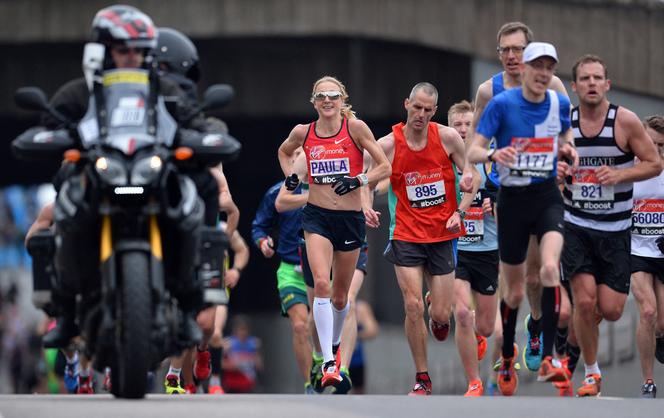 Au centre, la coureuse britannique Paula Radcliffe, à l’occasion du marathon de Londres 2015 (son dernier), le 26&nbsp;avril&nbsp;2015.
