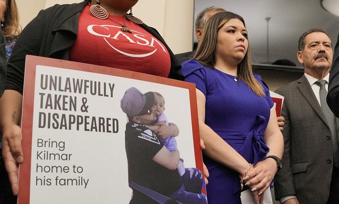 Jennifer Vasquez Sura, esposa de Kilmar Abrego Garcia, um migrante salvadoreneiro que viveu legalmente nos Estados Unidos com uma permissão de trabalho e que foi expandida por engano para Salvador, durante uma conferência de imprensa com outros parentes e apoio, em Washington, 9 de abril de 2025.