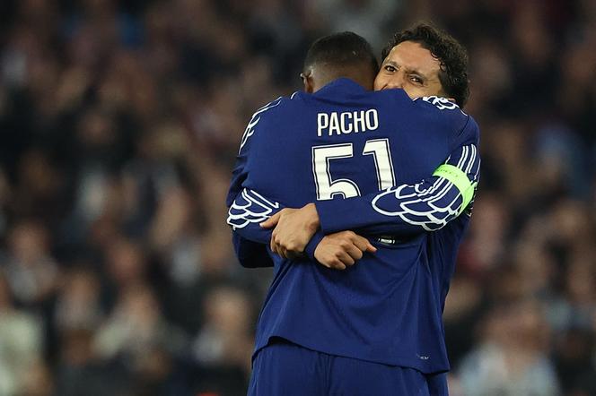 Marquinhos, à droite, et Willian Pacho à la fin du match de Champions League contre Aston Villa à Birmingham (Angleterre), le 15 avril 2025.