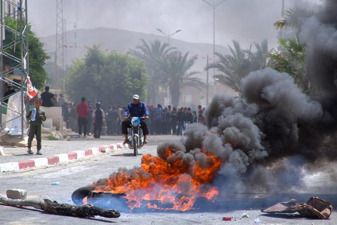 Des manifestations ont éclaté à Mazouna le 15 avril 2025, dans la région de Sidi Bouzid, en Tunisie, après l’effondrement d’un mur qui a coûté la vie à trois lycéens.