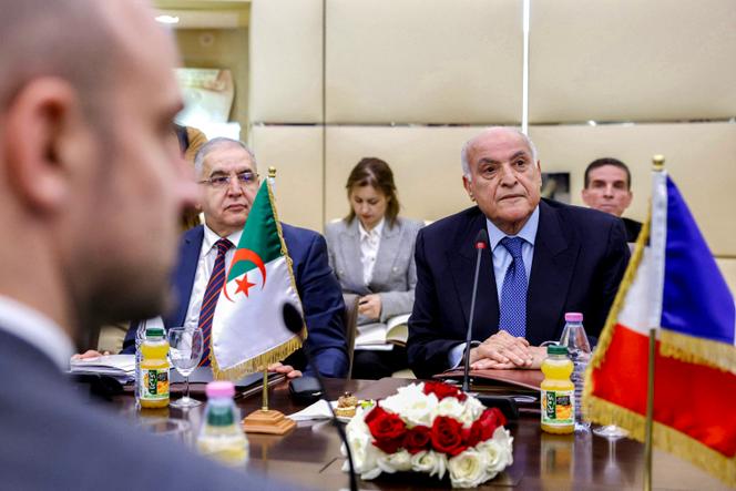 De dos, le ministre des affaires étrangères, Jean-Noël Barrot, en réunion avec son homologue algérien, Ahmed Attaf, au siège du ministère, à Alger le 6 avril 2025. 
