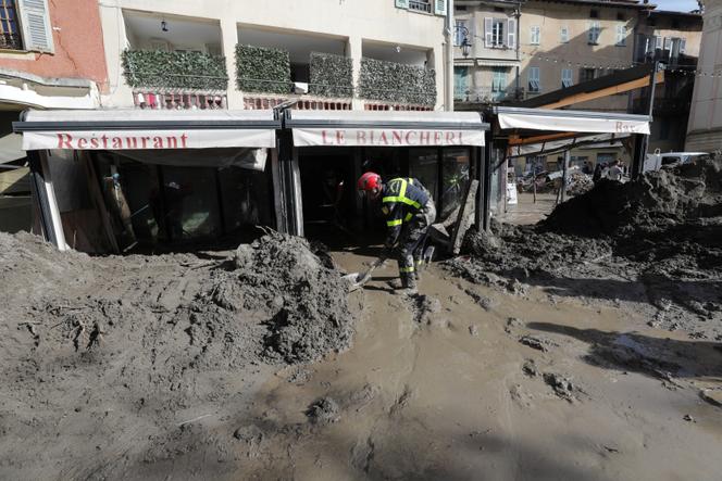 Un pompier pendant une opération de nettoyage après le passage de la tempête Alex à Breil-sur-Roya (Alpes-Maritimes), en octobre 2020.
