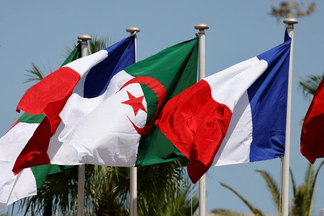 Des drapeaux algériens et français lors d’une visite du président Emmanuel Macron à Alger, le 25 août 2022.