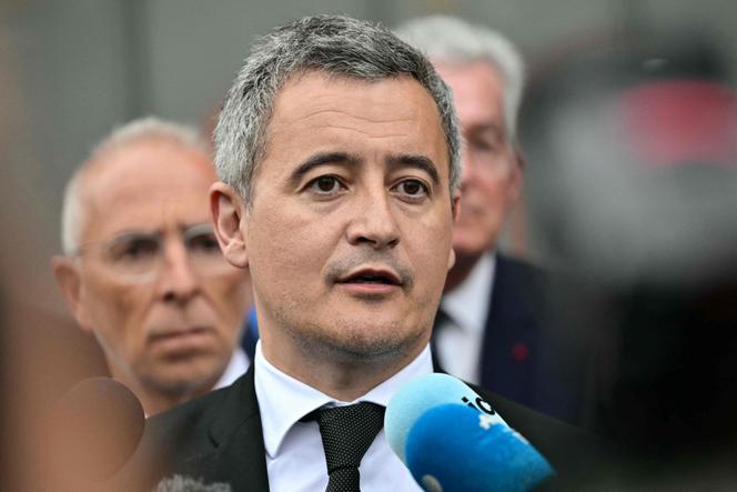 Le garde des sceaux, Gérald Darmanin, s’adresse à la presse après sa visite à la prison de Toulon-La Farlède, située à La Farlède, dans le Gard, le 15 avril 2025.