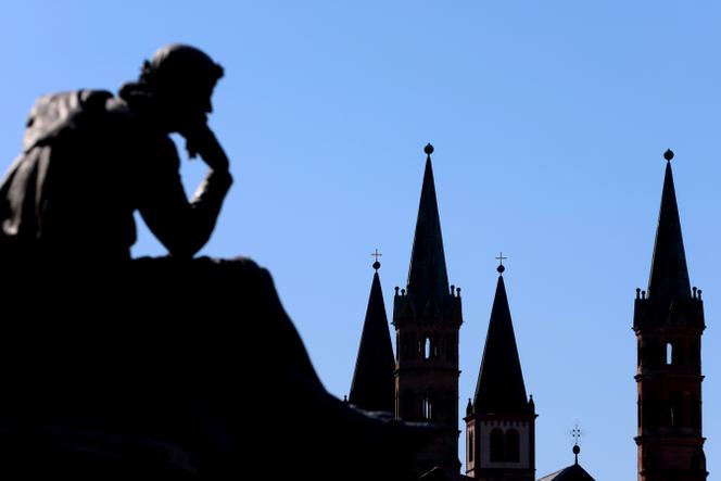 Les tours de la cathédrale Saint-Kilian vues depuis la fontaine de Franconie à Wurtzbourg (Allemagne), le 7 avril 2025.