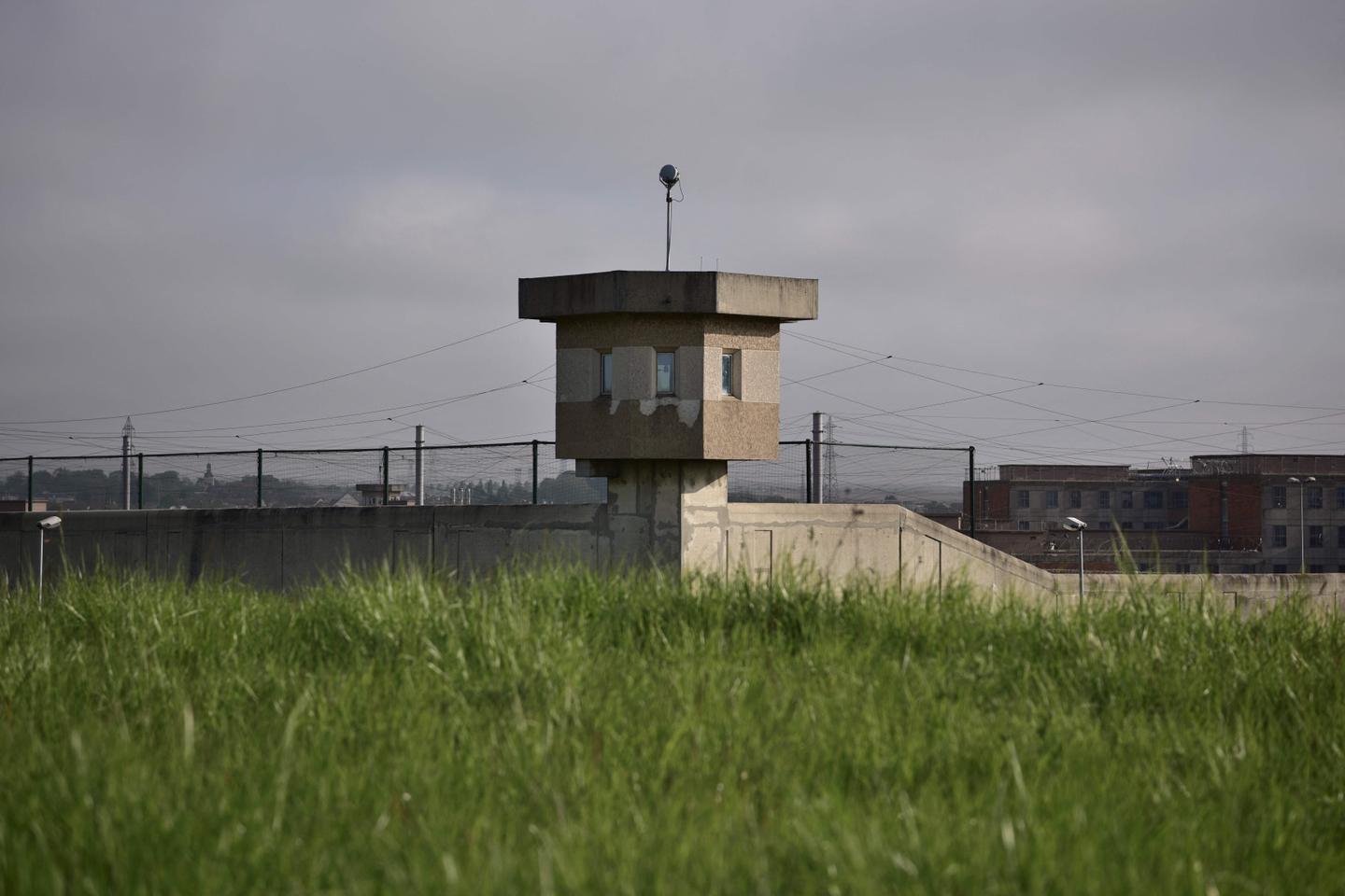 French prisons targeted with torched cars, gunfire attacks: Justice Ministry