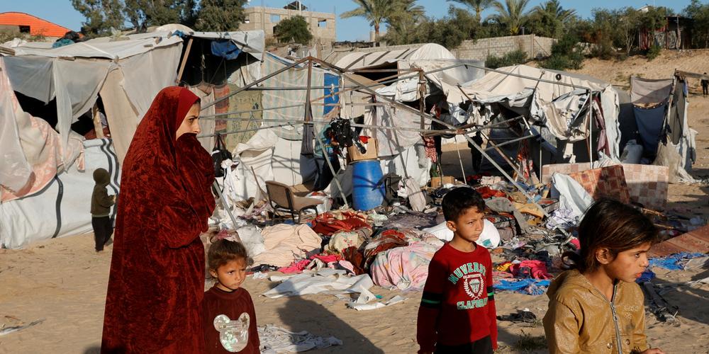 Des Palestiniens inspectent les dégâts sur le site d’une frappe israélienne dans une tente abritant des personnes déplacées, à Khan Younès, dans le sud de la bande de Gaza, le 15 avril 2025. - HATEM KHALED / REUTERS