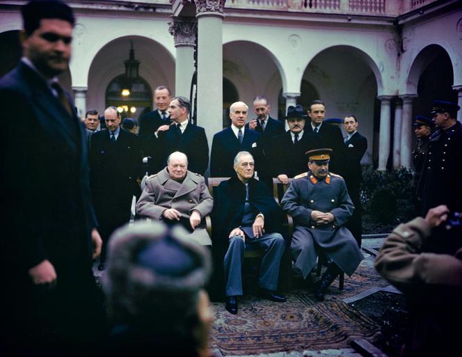 Winston Churchill, Franklin D. Roosevelt et Joseph Staline, le 9 février 1945, lors de la conférence de Yalta, en Crimée.