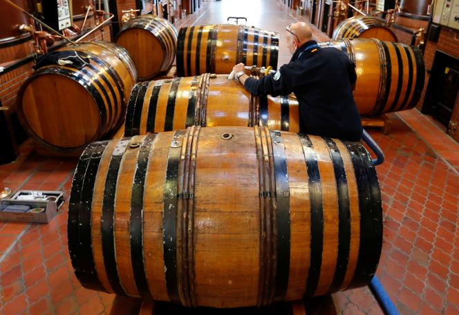 Un employé travaille sur des fûts d’eau-de-vie à la distillerie de la maison Courvoisier, à Chateauneuf-sur-Charente (Charente), le 30 octobre 2017.